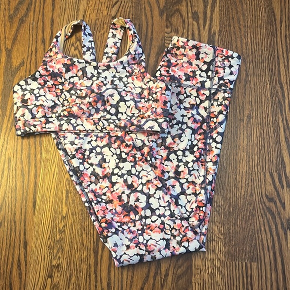 💐LIKE NEW OLD NAVY FESTIVE FLORAL ACTIVE WEAR SET!💐 - Picture 1 of 5